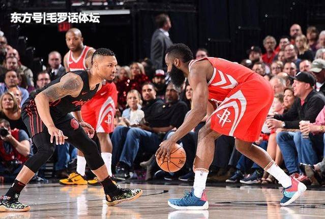  西亚卡姆暴扣点燃全场激情，猛龙主场球迷沸腾