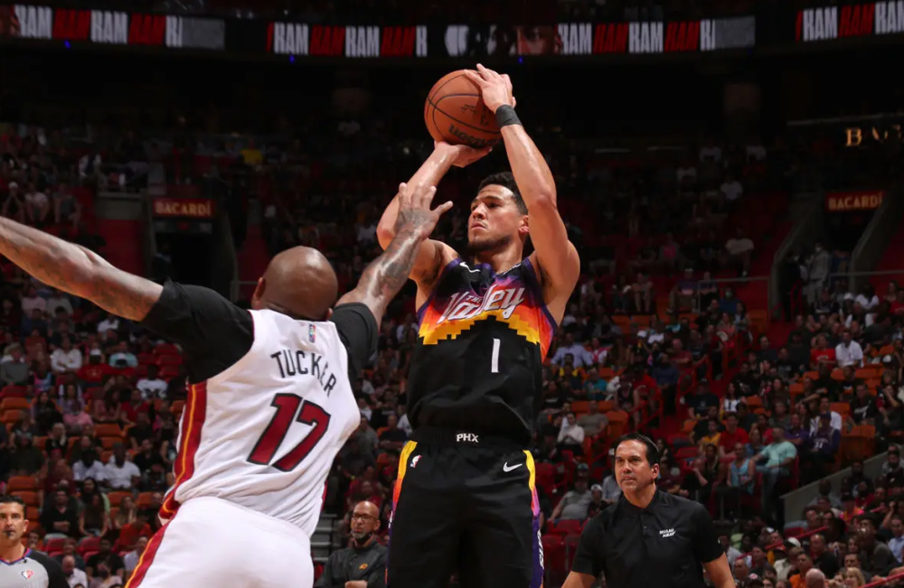  太阳,布克绝杀三分终结雄鹿七连胜